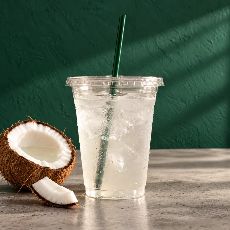 Cañita de coco, agua de coco con hielo (imagen ilustrativa)